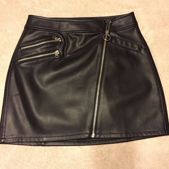 NWOT Faux Leather Skirt - Picture 2 of 8